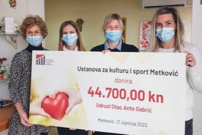 Ravnateljica UKS Metković Zrinka Mijoč predala donaciju Udruzi ‘Otac Ante Gabrić’ u iznosu od 44.700,00 kn