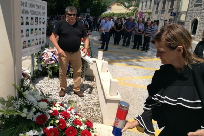 Zamjenica Marević sa suradnicima položila vijenac i zapalila svijeću na spomeniku poginulim Imoćanima u Trstenom