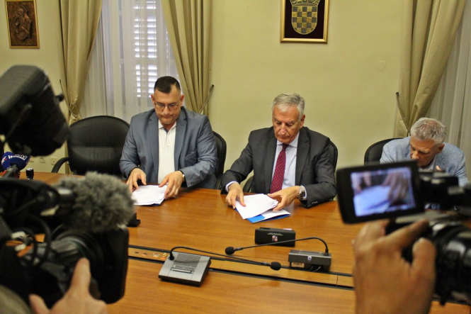 Župan Dobroslavić potpisao ugovore o sufinanciranju poticajnih mjera za zdravstvene djelatnike
