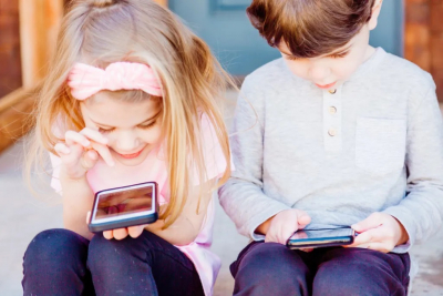 Umjesto igračaka, djeci su u rukama mobiteli: ‘Sugestija je da se izbjegne uporaba mobitela što je dulje moguće’