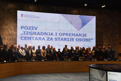 Župan Dobroslavić na uručenju ugovora za izgradnju i opremanje 18 centara za starije osobe