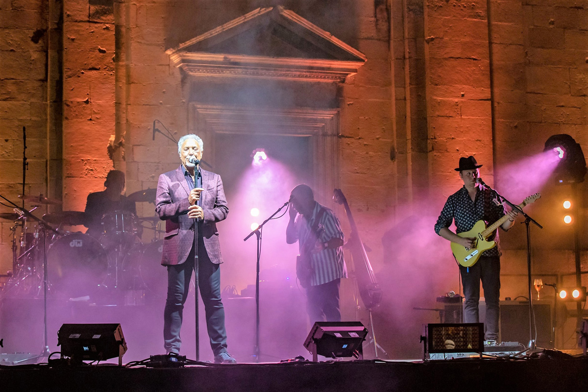 Tom Jones ispred Katedrale 2