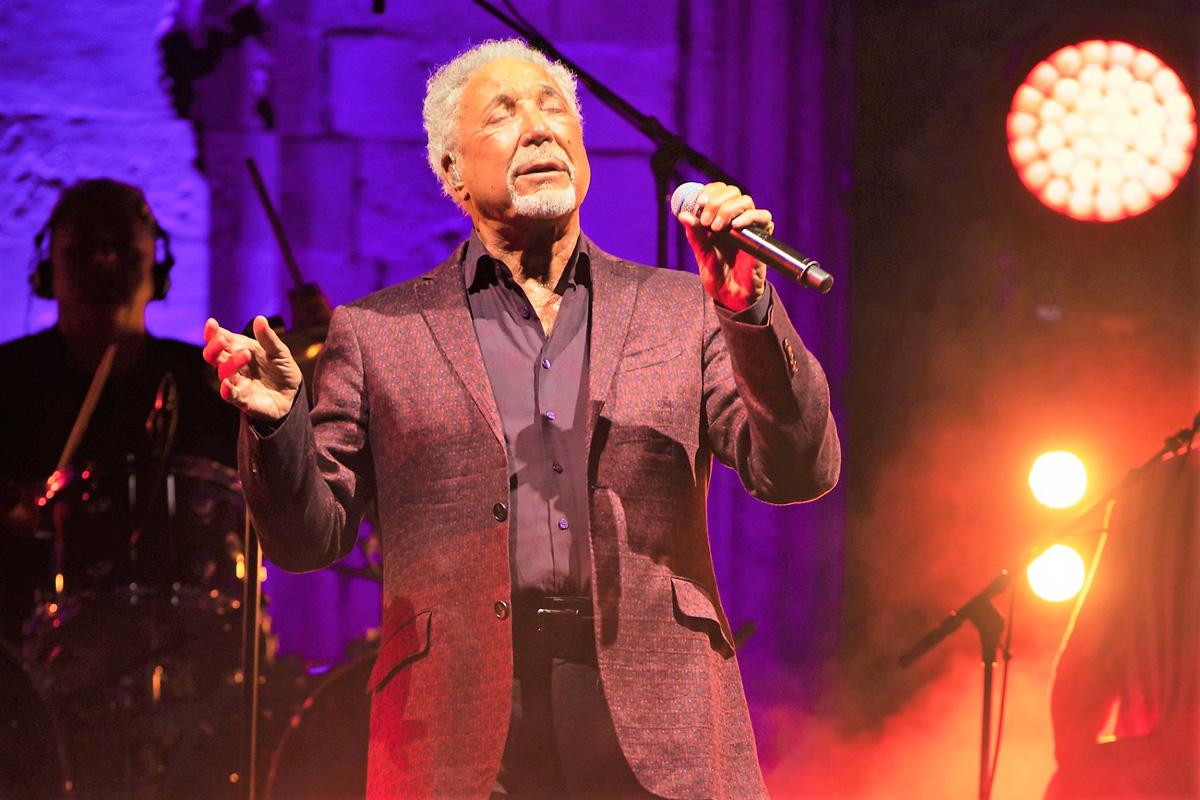Tom Jones ispred Katedrale 4