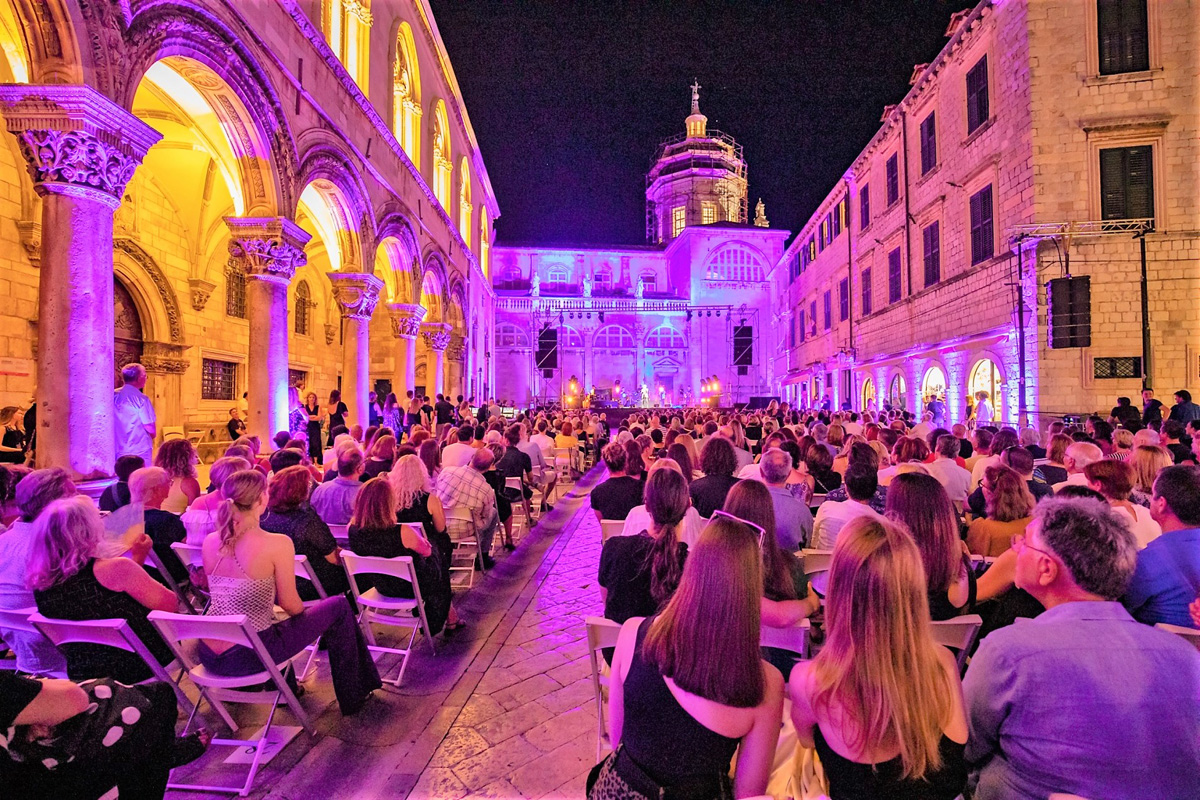 Tom Jones ispred Katedrale 7