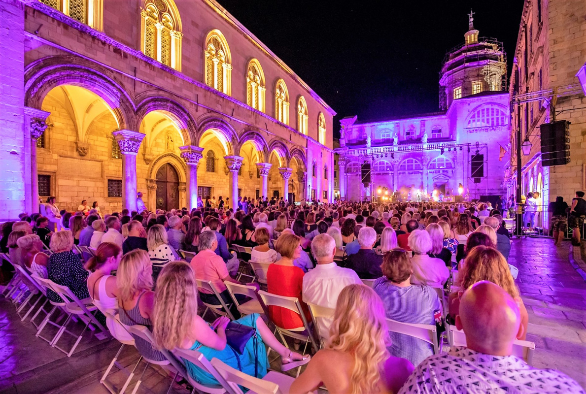 Tom Jones ispred Katedrale 8