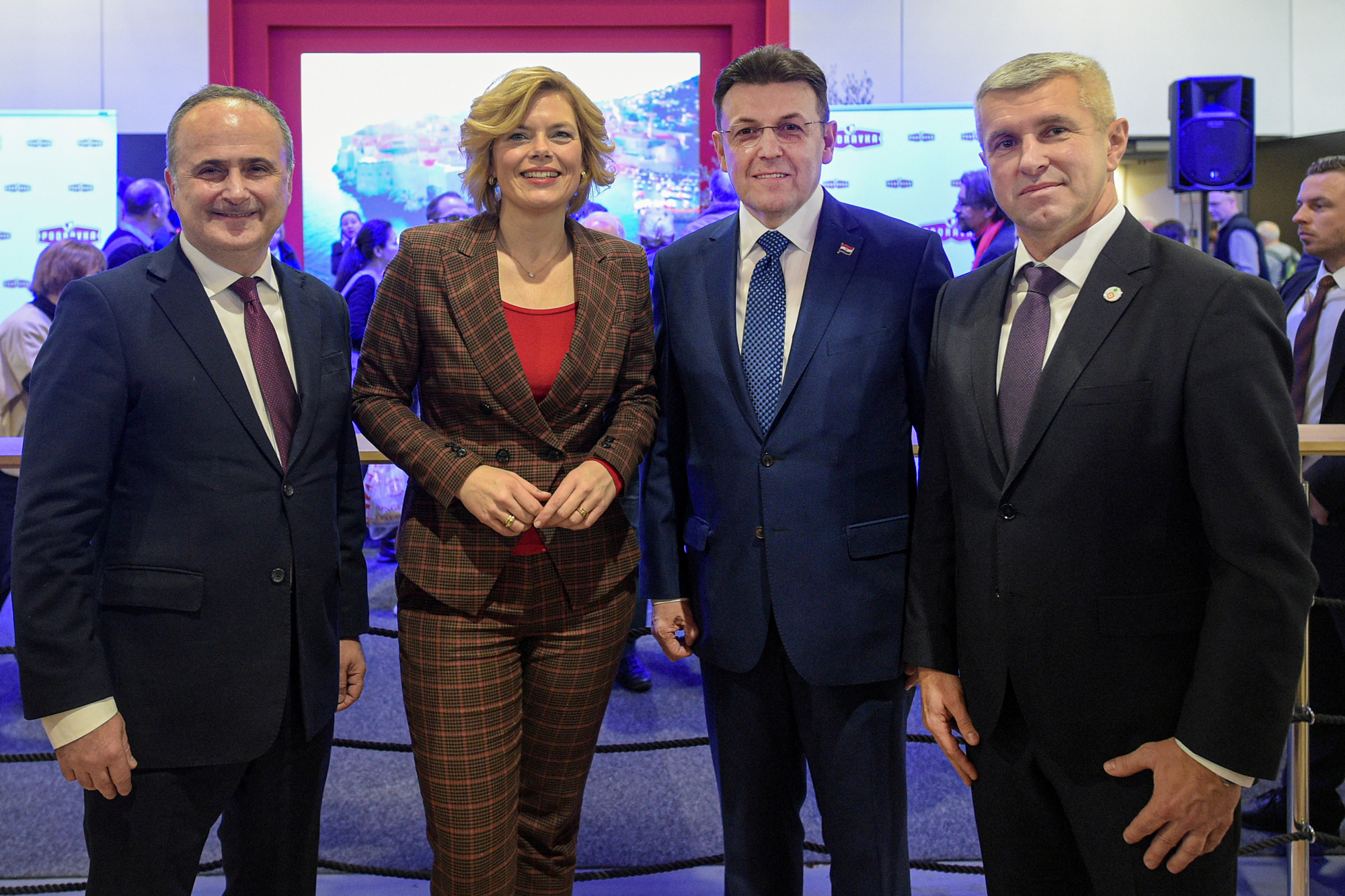 Veleposlanik Gordan Bakotaministrica Julia Klckner predsjednik HGK Luka Burilovi dravni tajnik Ministarstva poljoprivrede Tugomir Majdak u hrvatskoj hali