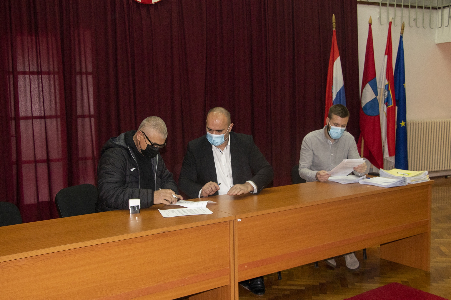 poduzetnici-potpisivanje-ugovora-1