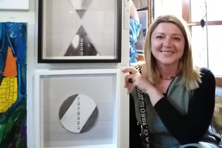 Vesna Vuga Suac sa svojim radovima