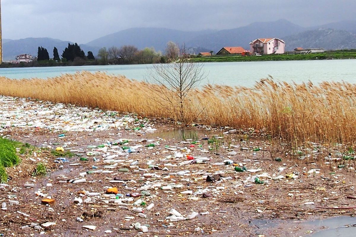 Slike naplavine plastike u Neretvi mala slika